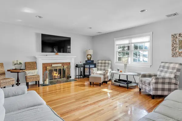 153 N Hickory ST, Massapequa, NY 11758