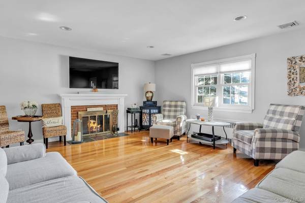 153 N Hickory ST, Massapequa, NY 11758