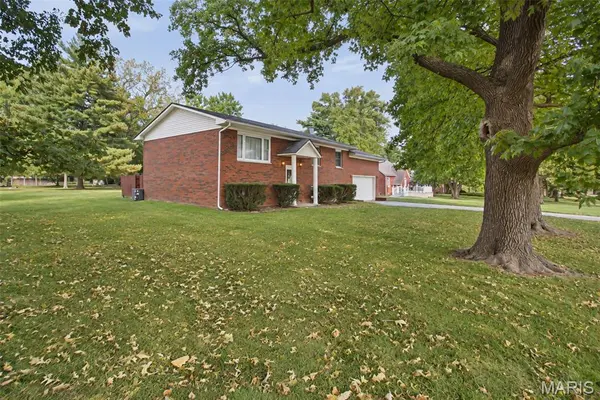 806 N 9th ST, Wood River, IL 62095