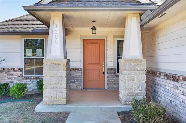 1200 Magnolia DR, Noble, OK 73068