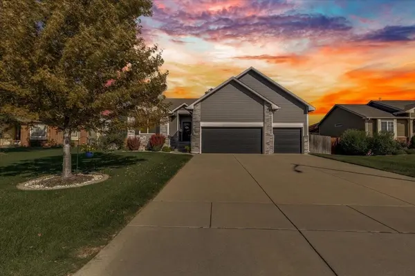 3213 S Bluelake Ct, Wichita, KS 67215