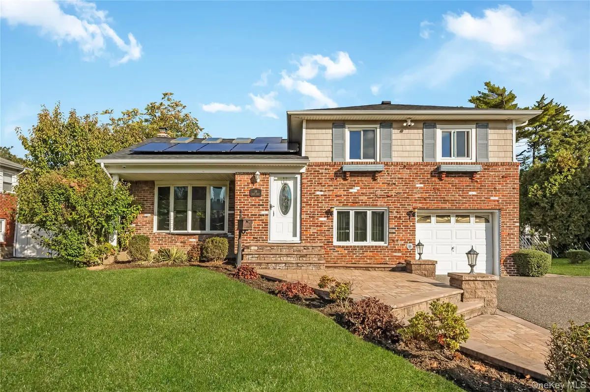 19 Grant ST, Farmingdale, NY 11735