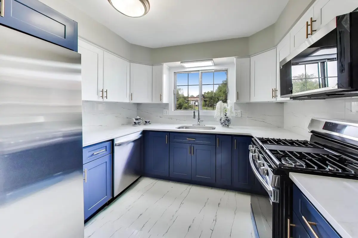 1720 Lakecliffe DR #A, Wheaton, IL 60189