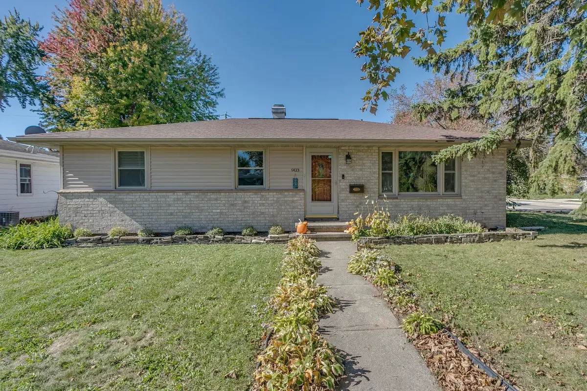 903 ARMORY PL, Oshkosh, WI 54902