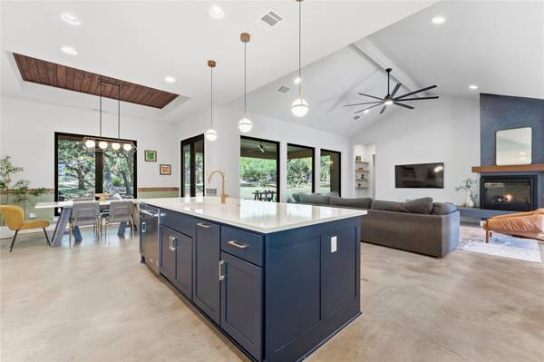 200 Quarter Horse LN, Driftwood, TX 78619