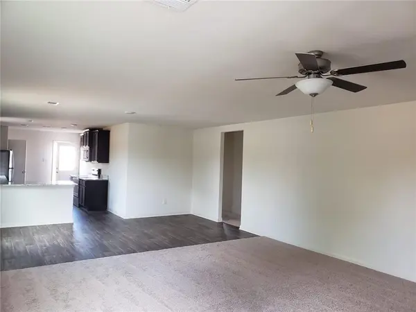 101 Brunswick LN, Jarrell, TX 76537
