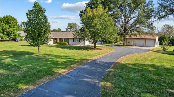 22195 Dunn DR, Spring Hill, KS 66083
