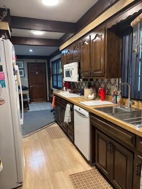 11 E 109th TER, Kansas City, MO 64114