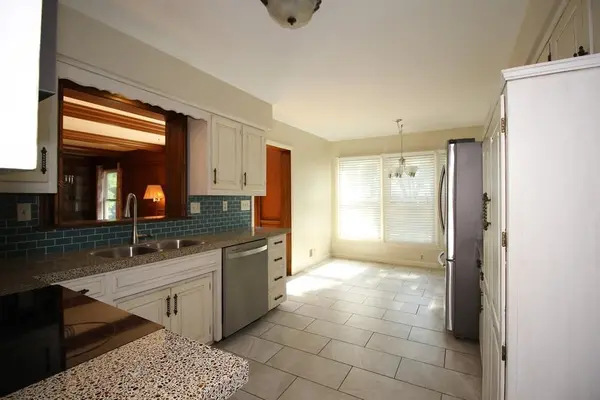1212 NW Fairway CIR, Blue Springs, MO 64014