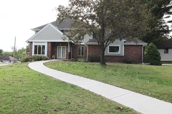 1212 NW Fairway CIR, Blue Springs, MO 64014