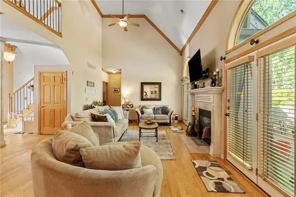 15733 Pine CIR, Basehor, KS 66007