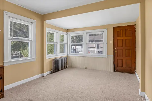 8 Rockne ST, Huntington, NY 11743