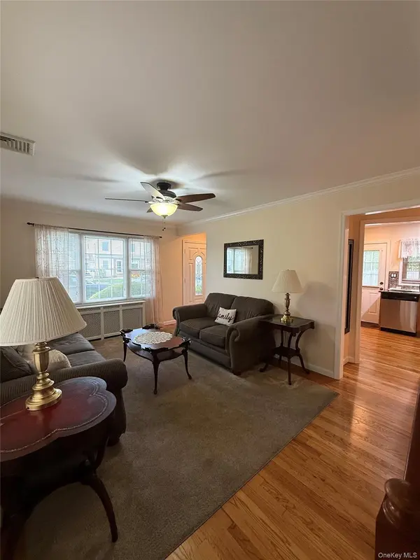 13 Gerald AVE, Hicksville, NY 11801