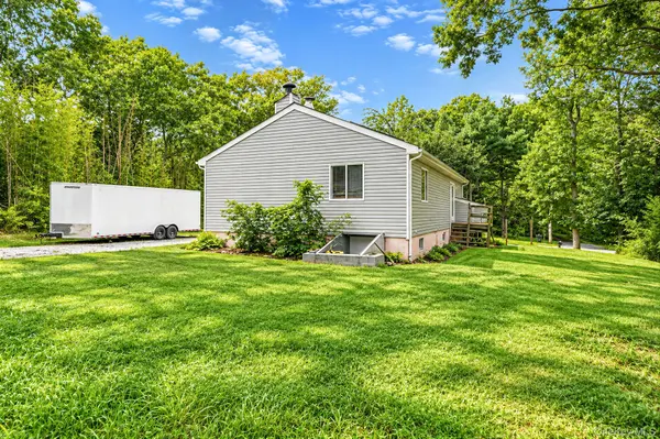 95 W Bartlett RD, Middle Island, NY 11953