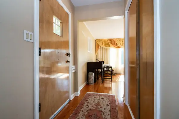 2804 W Estes AVE, Chicago, IL 60645