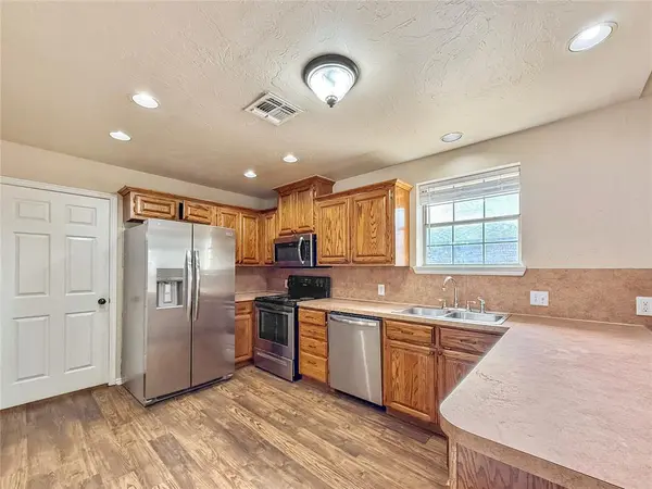 2521 Ridgewood DR, Moore, OK 73160