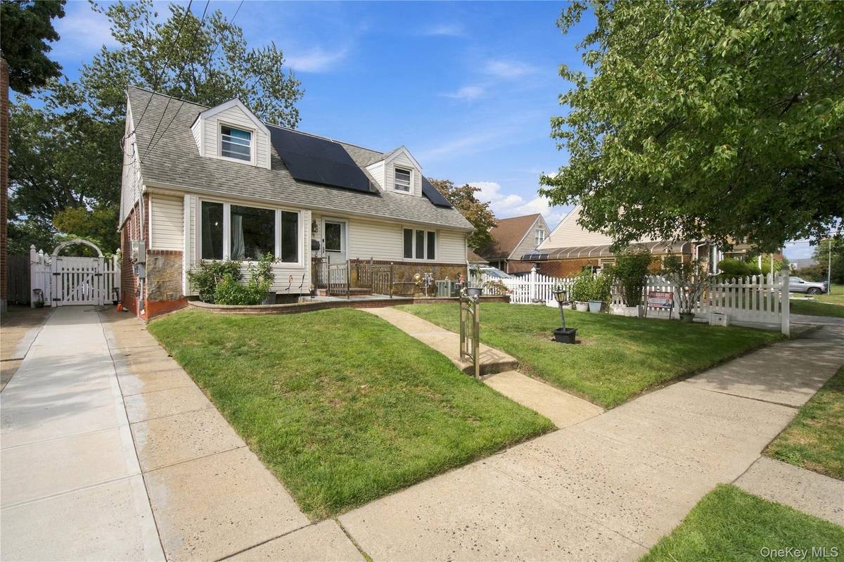 90 Clearstream AVE, Valley Stream, NY 11580