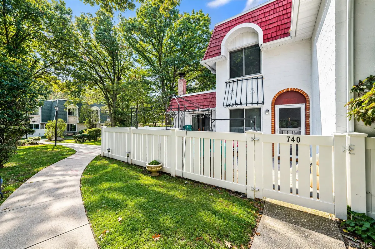 740 Blue Ridge DR, Medford, NY 11763