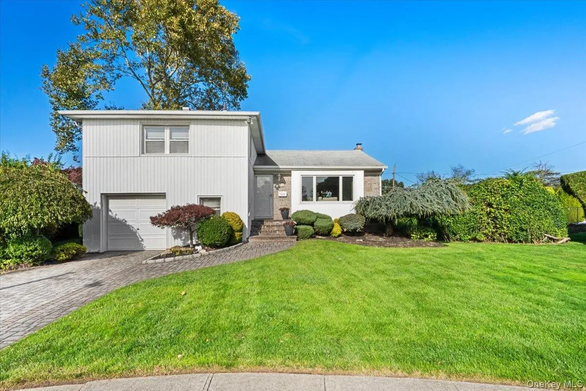 8 Temme CT, Plainview, NY 11803