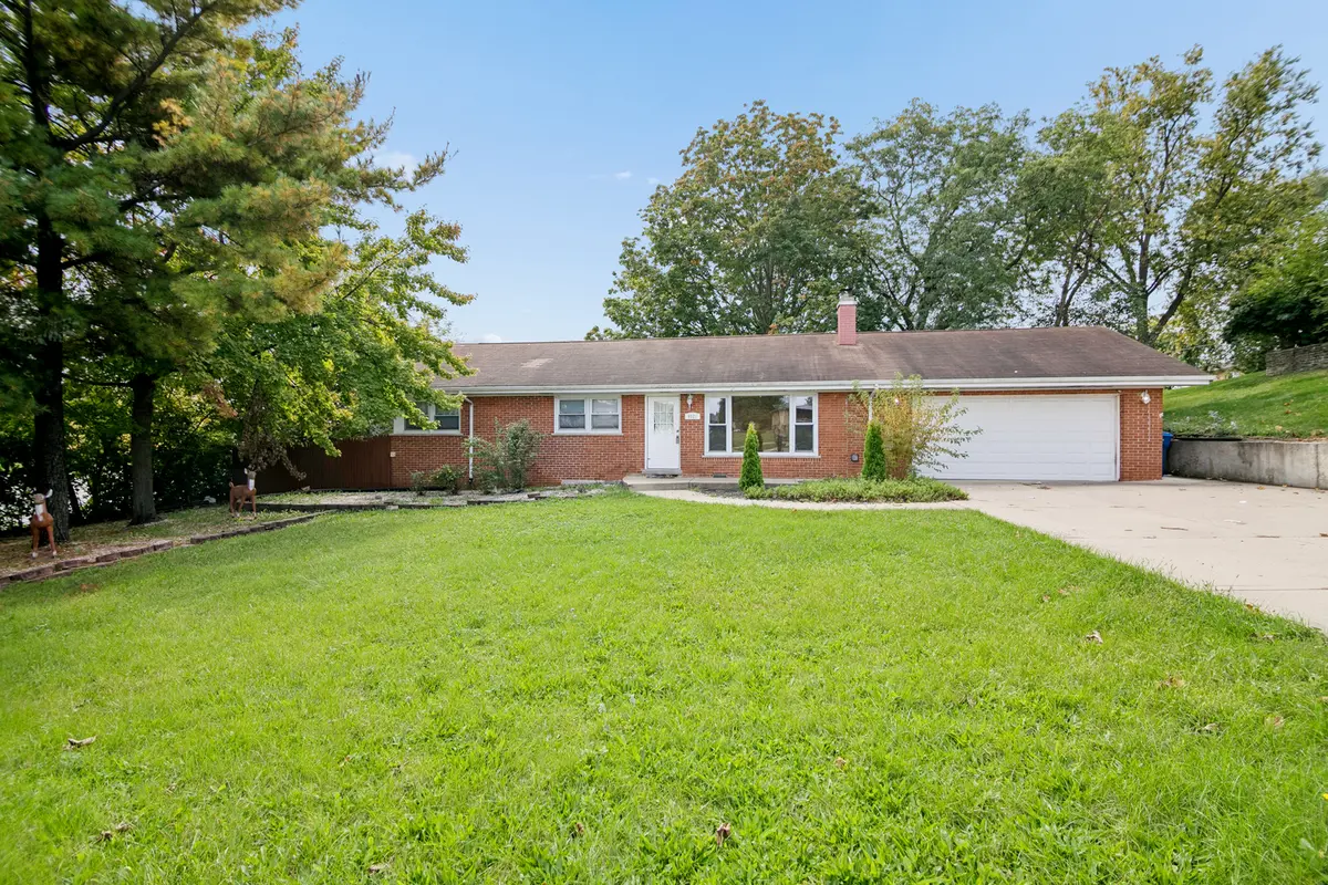 8021 W 91st ST, Hickory Hills, IL 60457