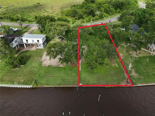 1828 Creekside DR, Sargent, TX 77414