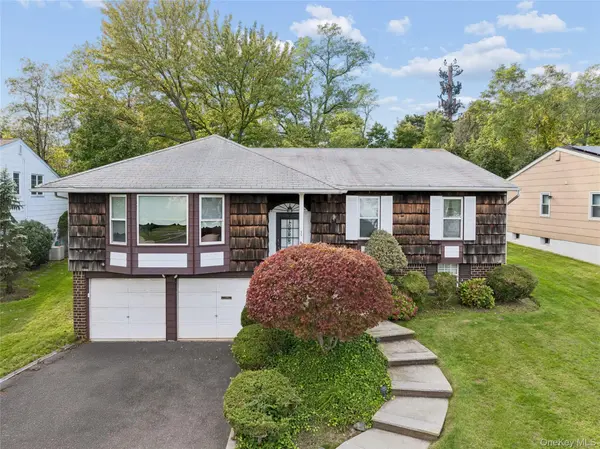 53 Carriage RD, Roslyn, NY 11576