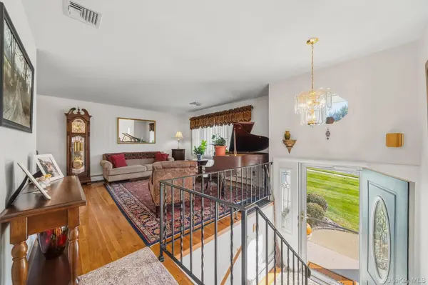 92 Capital DR, Washingtonville, NY 10992