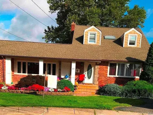 10 Victor CT, Hicksville, NY 11801