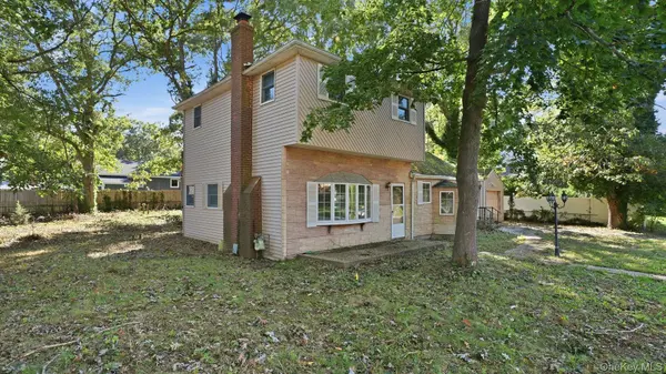 6 Cherry LN, Lake Grove, NY 11755
