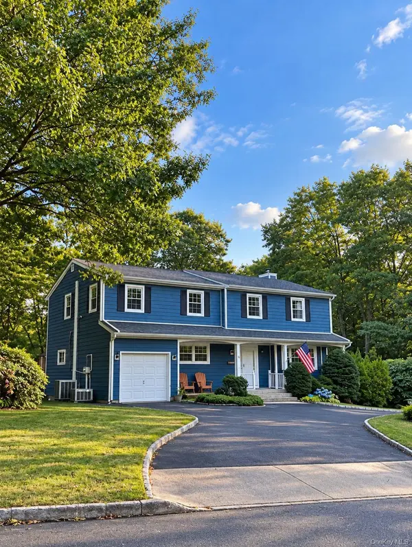 10 Vega DR, Shoreham, NY 11786