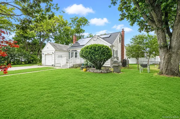 17 Maple ST, Brentwood, NY 11717