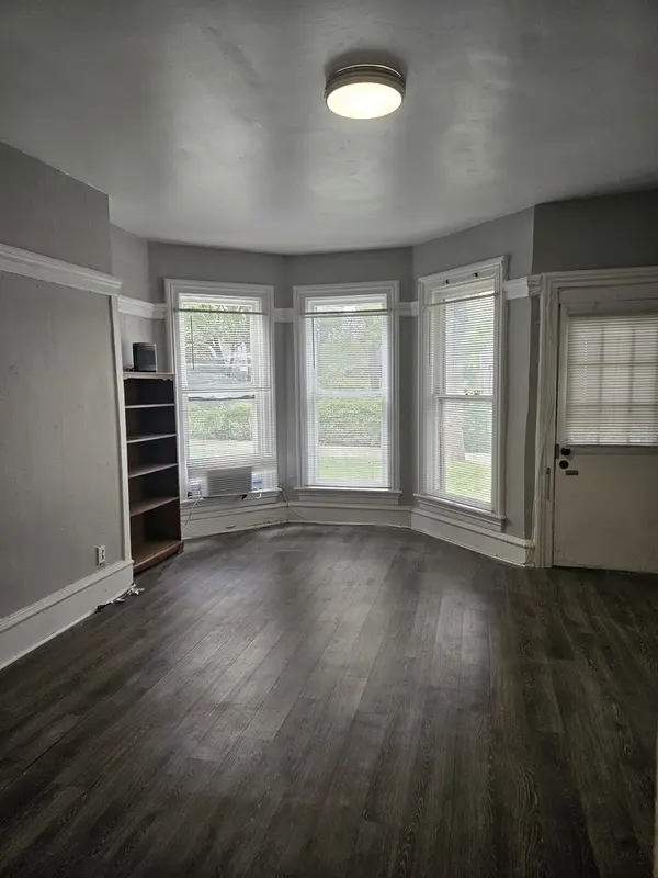 517 E Chicago ST #1, Elgin, IL 60120