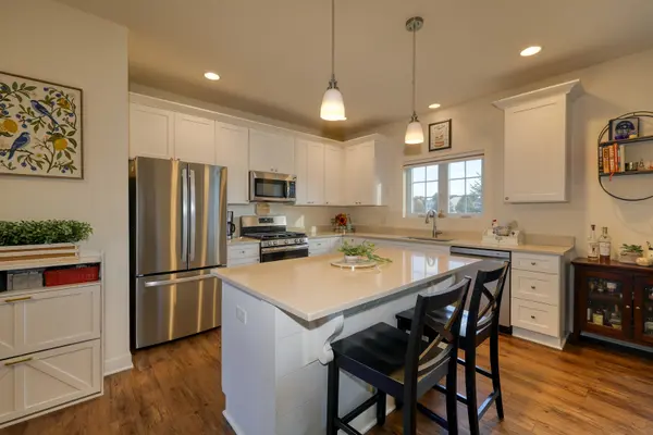 1127 Freedom RD, Elburn, IL 60119