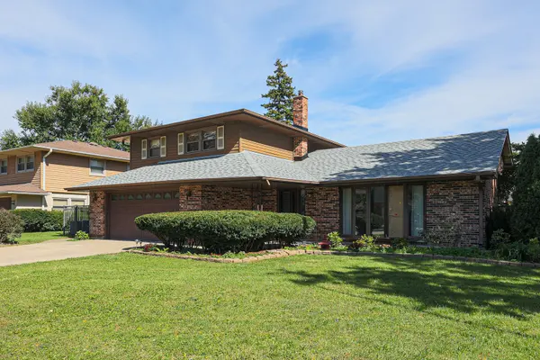 1601 N Rosetree LN, Mount Prospect, IL 60056