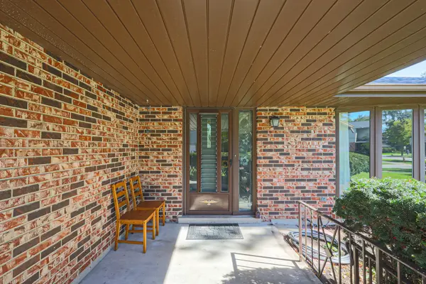 1601 N Rosetree LN, Mount Prospect, IL 60056
