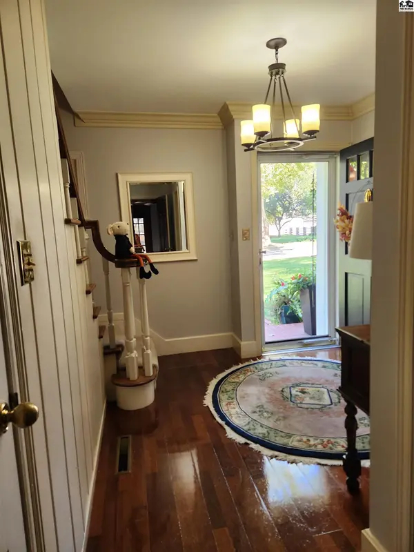 205 Countryside Dr, Hutchinson, KS 67502