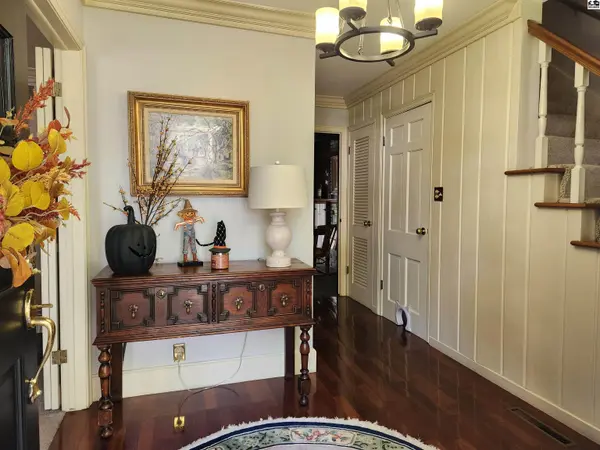 205 Countryside Dr, Hutchinson, KS 67502
