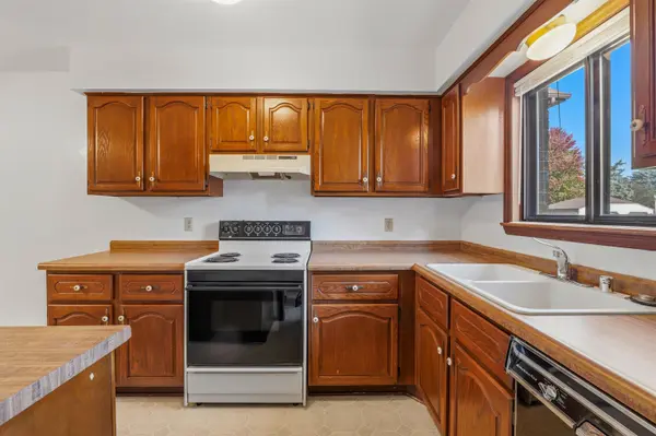890 BISHOP CT, Fond Du Lac, WI 54935