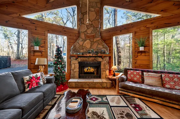 2332 Raymond Hollow Rd, Sevierville, TN 37876