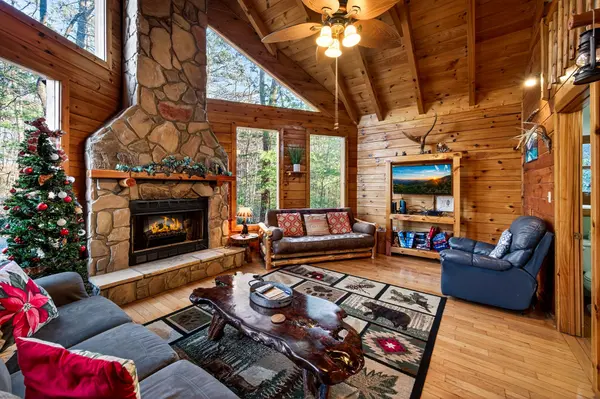 2332 Raymond Hollow Rd, Sevierville, TN 37876
