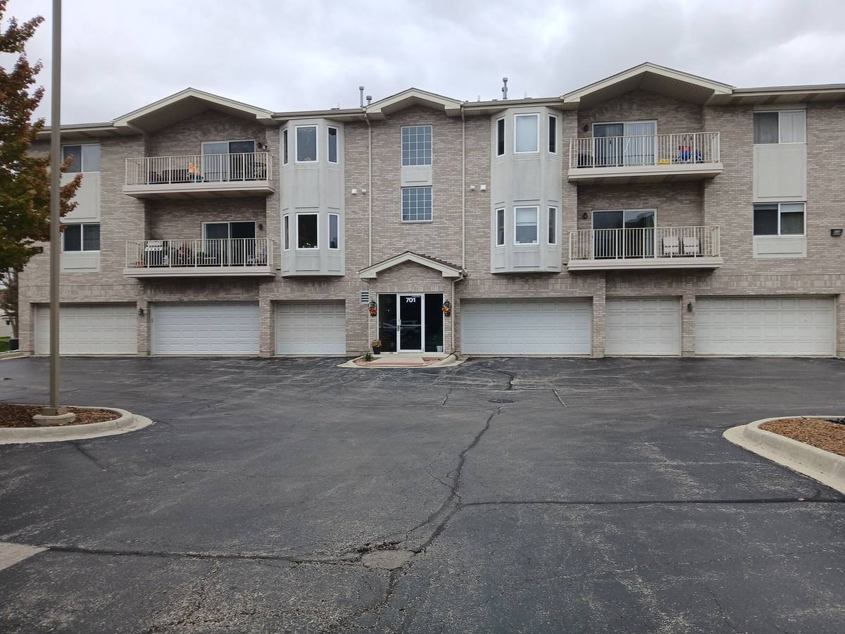 701 5th Avenue N 5th AVE #102, Addison, IL 60101