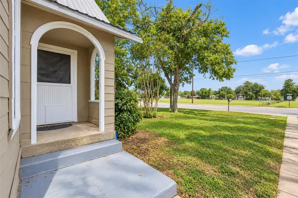 1231 N Saint Joseph ST, Gonzales, TX 78629