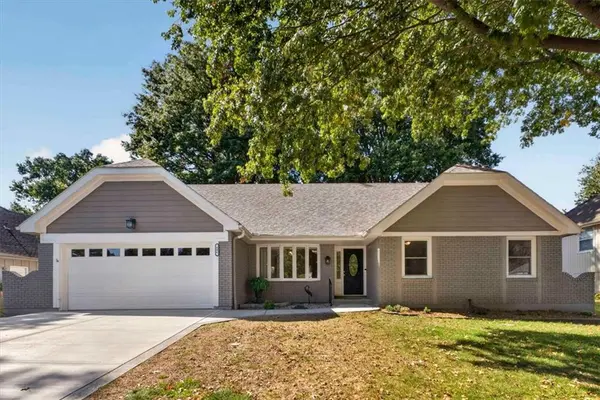 406 SE Richardson PL, Lee's Summit, MO 64063
