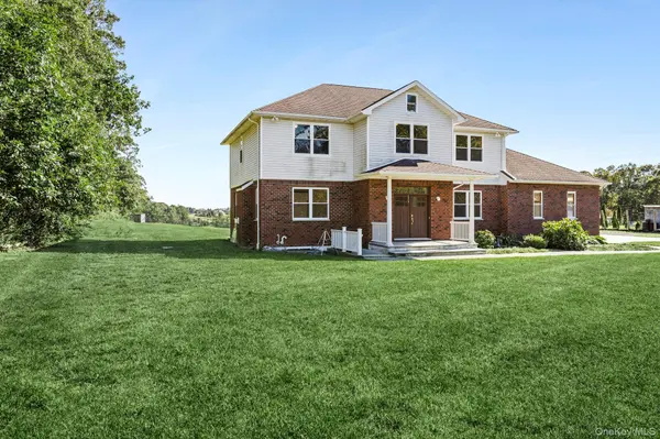 6 Mastro RD, Calverton, NY 11933