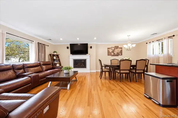 34 Frostfield PL, Melville, NY 11747