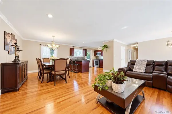 34 Frostfield PL, Melville, NY 11747
