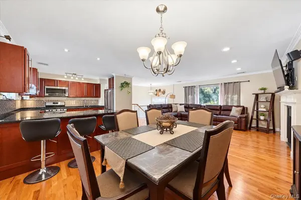 34 Frostfield PL, Melville, NY 11747