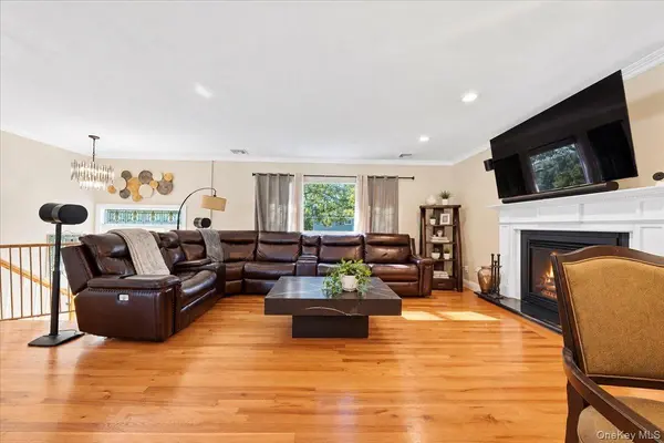 34 Frostfield PL, Melville, NY 11747