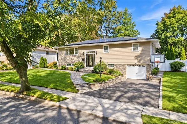 34 Frostfield PL, Melville, NY 11747