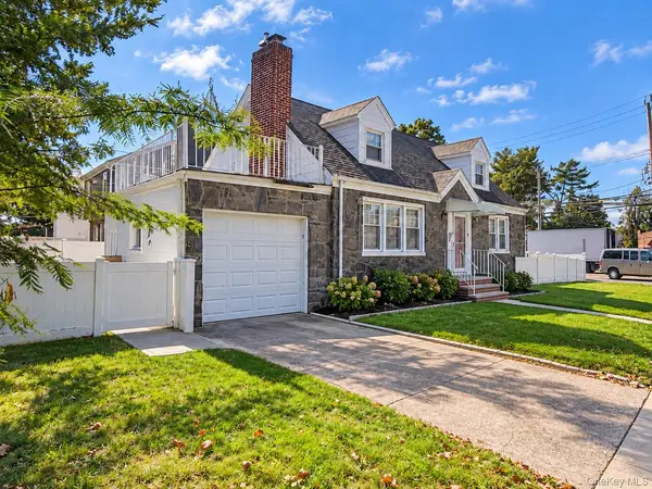 2 Oak DR, New Hyde Park, NY 11040